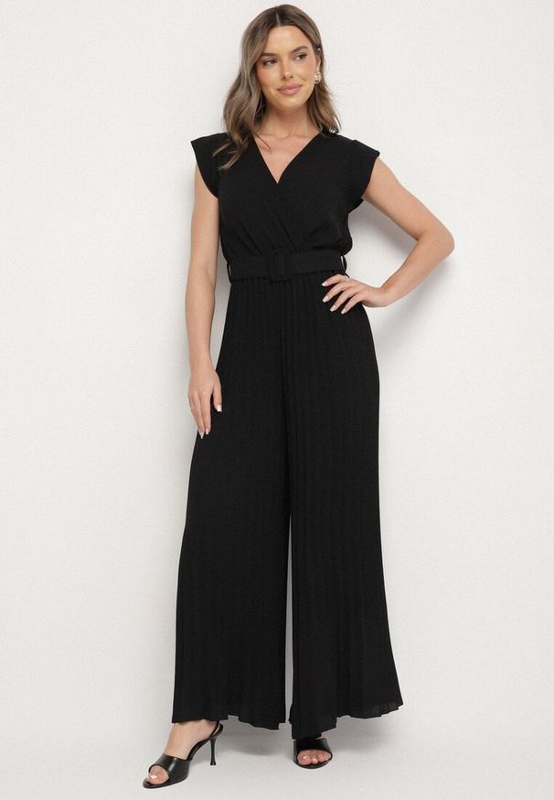 Born2be - Czarny Kombinezon o Kopertowym Kroju z Plisami i Paskiem w Talii Salivania. Okazja: na co dzień. Kolor: czarny. Styl: casual, elegancki