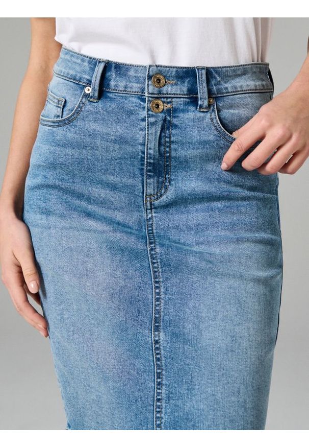 Sinsay - Jeansowa spódnica do kolana z rozcięciem z tyłu - niebieski. Kolor: niebieski. Materiał: jeans