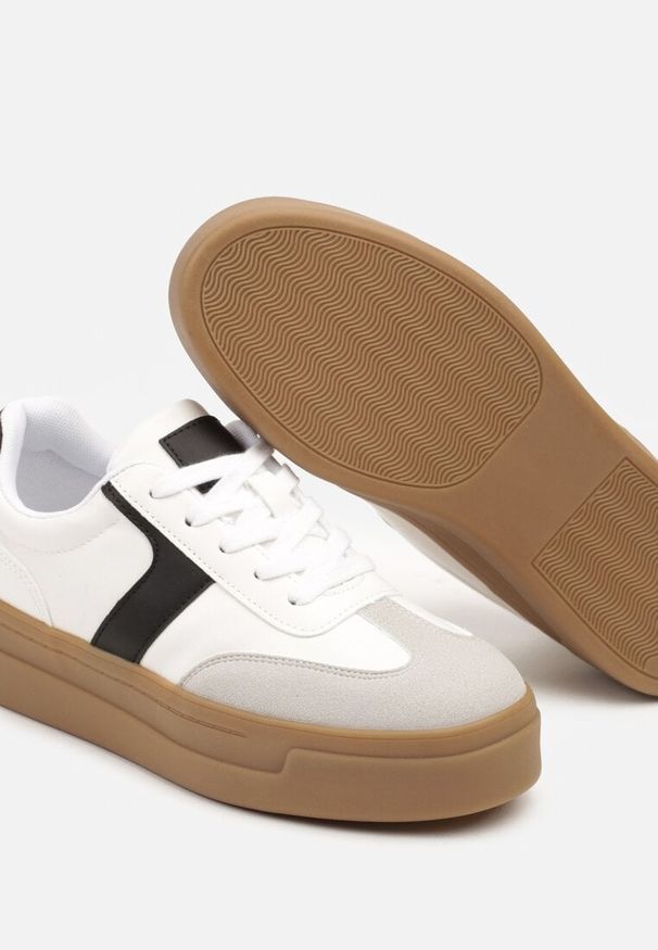 Renee - Biało-Czarne Sneakersy na Grubej Podeszwie w Stylu Kultowych Tenisówek Hanelith. Okazja: na co dzień. Kolor: biały. Materiał: jeans