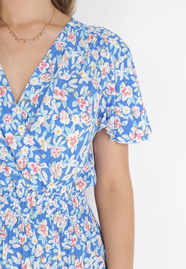 Born2be - Niebieska Wiskozowa Sukienka Z Kopertowym Dekoltem i Gumkami w Pasie Seldel. Kolor: niebieski. Materiał: wiskoza. Wzór: aplikacja, nadruk. Typ sukienki: kopertowe