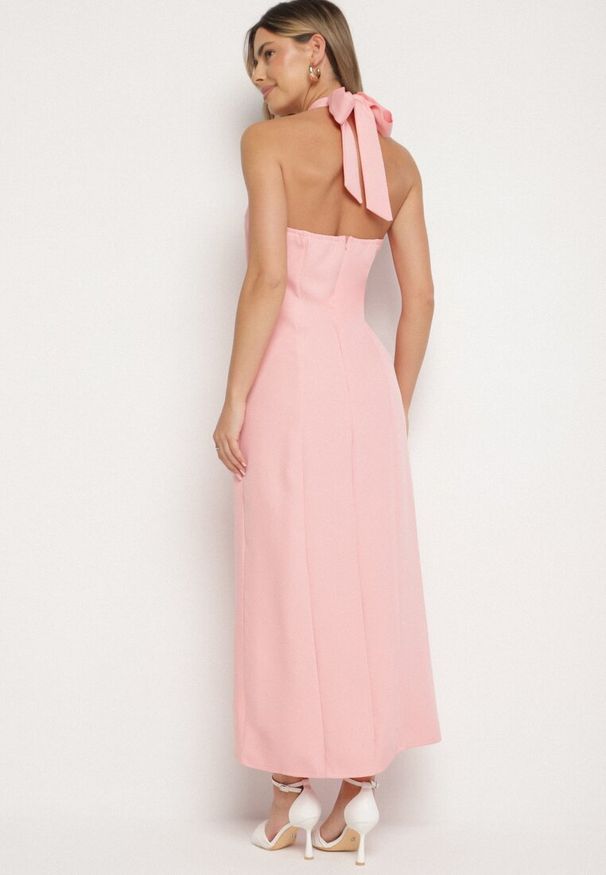 Born2be - Różowa Sukienka z Wiskozą z Odkrytymi Plecami i Wiązaniem Zdobiona Broszką Nalorise. Kolor: różowy. Materiał: wiskoza. Wzór: aplikacja. Styl: klasyczny, elegancki