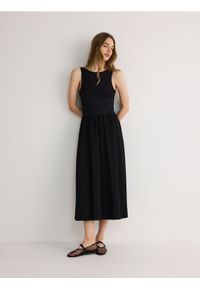 Reserved - Sukienka midi - czarny. Kolor: czarny. Materiał: dzianina. Wzór: gładki. Długość: midi