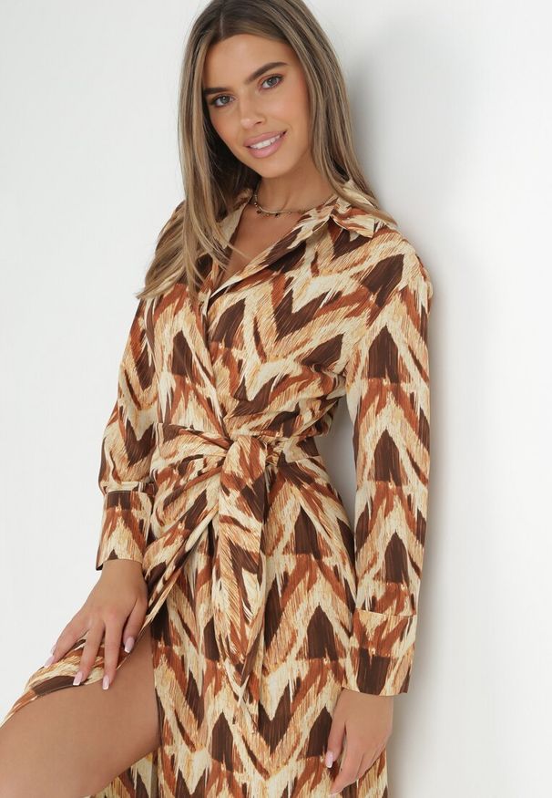 Born2be - Beżowo-Brązowa Sukienka Kopertowa w Geometryczny Wzór Cherli. Okazja: na co dzień. Typ kołnierza: dekolt w kształcie V. Kolor: beżowy. Materiał: skóra. Długość rękawa: długi rękaw. Wzór: geometria. Typ sukienki: kopertowe. Styl: casual