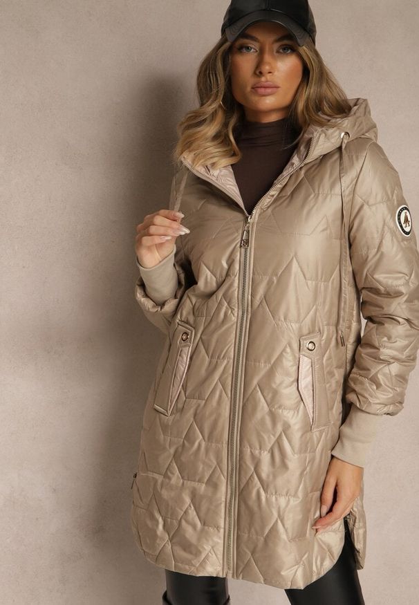 Renee - Ciemnobeżowa Casualowa Kurtka z Kapturem i Pikowanymi Przeszyciami Emmize. Okazja: na co dzień. Typ kołnierza: kaptur. Kolor: beżowy. Materiał: jeans. Styl: casual