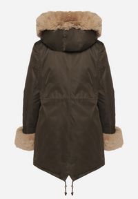 Born2be - Zielono-Beżowa Kurtka Parka z Kapturem i Odpinanymi Futerkowymi Zdobieniami Inessara. Okazja: na co dzień. Typ kołnierza: kaptur. Kolor: zielony. Materiał: skóra. Wzór: aplikacja. Styl: casual, elegancki #5