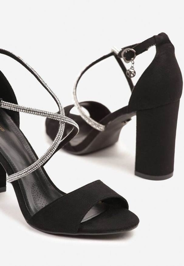 Renee - Czarne Sandały Vices na Słupku Ozdobione Paskami z Cyrkonii Rovettia. Zapięcie: pasek. Kolor: czarny. Materiał: skóra. Wzór: aplikacja. Obcas: na słupku. Styl: elegancki