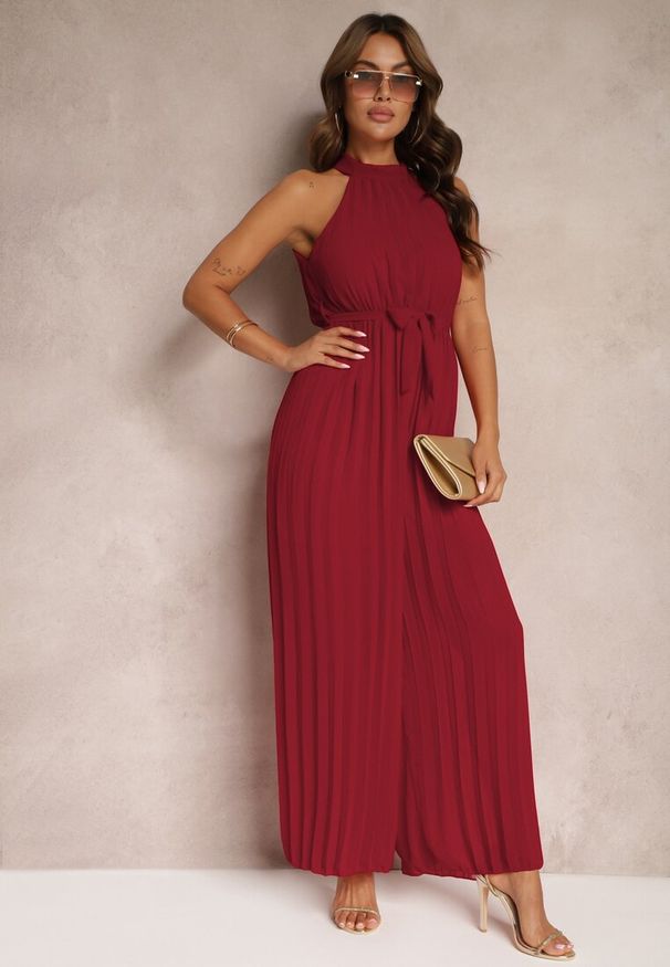 Renee - Bordowy Kombinezon z Dekoltem Typu Halter i Gumką w Talii Zolefia. Kolor: czerwony. Długość: długie. Styl: elegancki