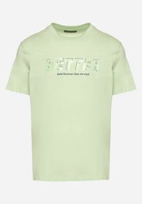 Born2be - Jasnozielona Koszulka z Bawełny z Nadrukowanym Napisem Evisiana. Okazja: na co dzień. Kolor: zielony. Materiał: bawełna. Wzór: napisy. Styl: casual, elegancki #3