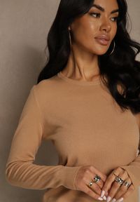 Renee - Ciemnobeżowy Gładki Sweter w Minimalistycznym Stylu Tevra. Okazja: na co dzień. Kolor: beżowy. Materiał: jeans. Wzór: gładki. Styl: klasyczny, casual #5