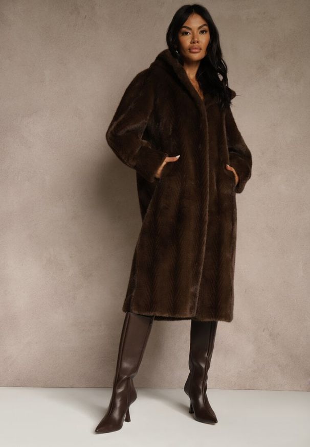 Renee - Brązowy Futrzany Płaszcz z Kapturem Zdobiony Pionowym Wzorem Elrinrahne. Typ kołnierza: kaptur. Kolor: brązowy. Materiał: futro. Długość rękawa: długi rękaw. Wzór: aplikacja. Styl: klasyczny