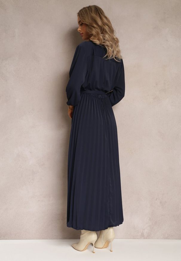 Renee - Granatowa Kopertowa Sukienka z Gumką i Paskiem w Talii Zdobiona Plisowaniem Kaylina. Kolekcja: plus size. Kolor: niebieski. Wzór: aplikacja. Typ sukienki: kopertowe