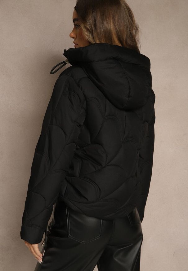 Renee - Czarna Kurtka z Pikowanymi Przeszyciami Kapturem i Aplikacjami po Bokach Oloria. Okazja: na imprezę, na co dzień. Kolor: czarny. Materiał: jeans. Wzór: aplikacja. Styl: casual