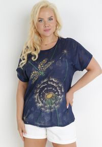 Born2be - Granatowy T-shirt z Nadrukiem z Cyrkonii Anatisa. Kolor: niebieski. Materiał: bawełna, tkanina. Długość rękawa: krótki rękaw. Długość: krótkie. Wzór: nadruk