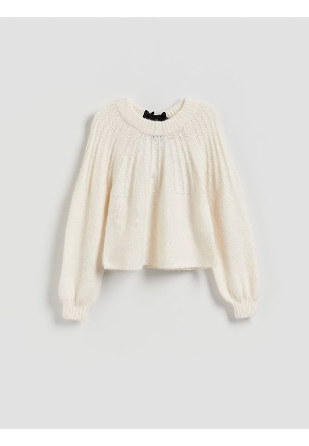 Reserved - Sweter z kokardką z tyłu - złamana biel. Typ kołnierza: kokarda. Materiał: dzianina, wełna