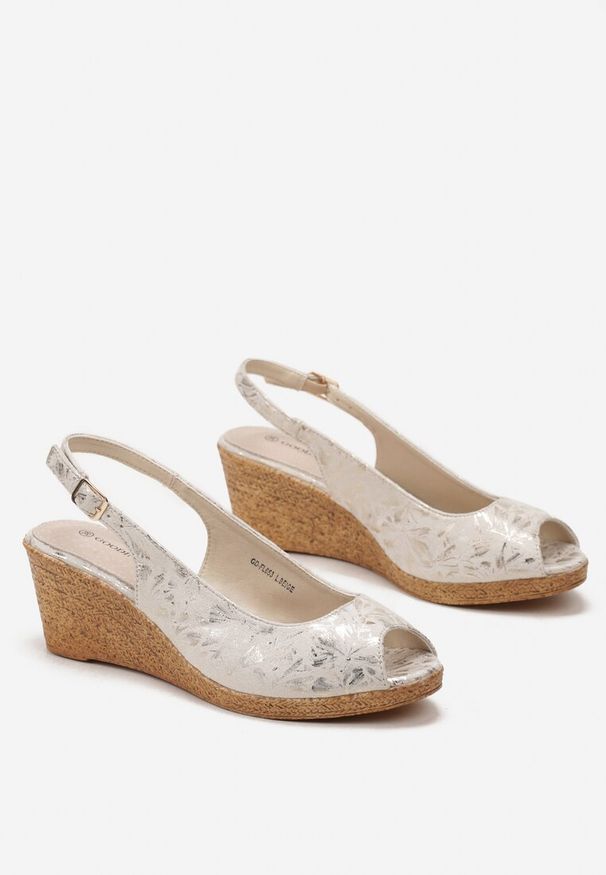 Renee - Beżowe Sandały z Zapięciem na Sprzączkę i Otwartym Noskiem na Koturnie Soelira. Nosek buta: otwarty. Zapięcie: sprzączka. Kolor: beżowy. Obcas: na koturnie. Styl: elegancki