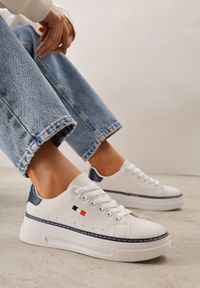 Renee - Biało-Granatowe Basicowe Sneakersy VICES Zdobione Kontrastową Lamówką przy Podeszwie Cezita. Kolor: biały. Materiał: jeans. Wzór: aplikacja #3