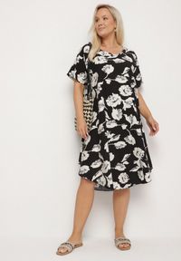 Born2be - Czarna Pudełkowa Wiskozowa Sukienka ze Wzorem Kwiatów Aranessa. Okazja: na co dzień. Kolor: czarny. Materiał: wiskoza. Wzór: kwiaty. Typ sukienki: proste. Styl: casual, elegancki, boho, klasyczny #6