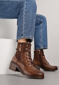 Born2be - Brązowe Botki Trzewiki na Klockowym Obcasie Zdobione Suwakiem Salittea. Okazja: na spotkanie biznesowe, do pracy, na co dzień. Kolor: brązowy. Materiał: jeans, dzianina. Wzór: aplikacja. Obcas: na obcasie. Styl: biznesowy, casual, elegancki. Wysokość obcasa: średni
