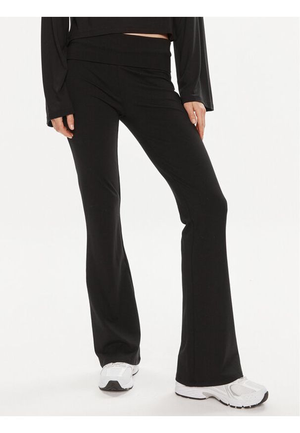 Gina Tricot Spodnie materiałowe 21671 Czarny Flare Fit. Kolor: czarny. Materiał: bawełna