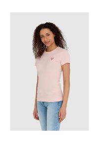 Guess - GUESS Różowy t-shirt damski slim fit z małym logo. Kolor: różowy. Materiał: bawełna