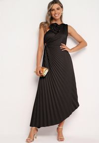 Born2be - Czarna Plisowana Sukienka o Asymetrycznym Kroju z Wycięciem i Broszką w Kształcie Kwiatu Lavimas. Okazja: na imprezę. Kolor: czarny. Wzór: kwiaty. Typ sukienki: asymetryczne. Styl: wizytowy, elegancki #2