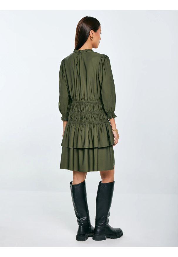 Big-Star - Sukienka damska mini z wiskozy khaki Kakuni 303. Okazja: na spacer. Typ kołnierza: dekolt w serek. Kolor: zielony. Materiał: wiskoza. Sezon: lato. Styl: elegancki. Długość: mini