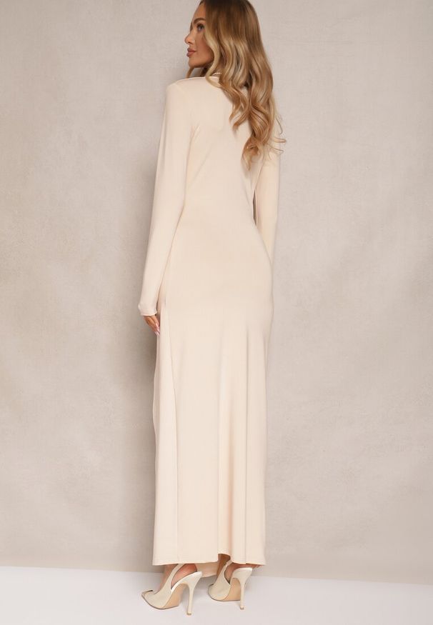 Renee - Jasnobeżowa Taliowana Sukienka z Dodatkiem Wiskozy Ozdobiona Marszczeniami Heriova. Okazja: na co dzień. Kolor: beżowy. Materiał: wiskoza. Długość rękawa: długi rękaw. Wzór: aplikacja. Typ sukienki: proste. Styl: casual