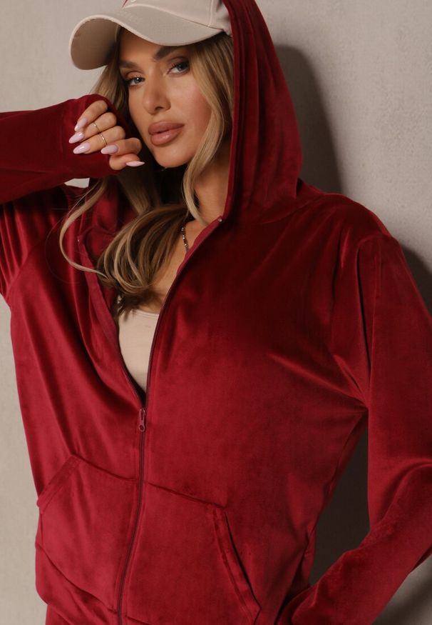 Renee - Bordowy Komplet Dresowy z Welurowego Materiału Bluza i Spodnie na Gumce Salliren. Kolekcja: plus size. Kolor: czerwony. Materiał: welur, dresówka, materiał