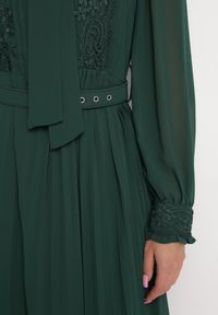 Born2be - Ciemnozielona Rozkloszowana Sukienka Maxi z Plisowanym Dołem i Paskiem Brofilla. Okazja: na co dzień. Kolor: zielony. Materiał: poliester. Wzór: aplikacja. Styl: casual, klasyczny. Długość: maxi #5