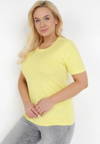 Born2be - Żółty T-shirt Akisistae. Kolekcja: plus size. Kolor: żółty. Materiał: bawełna, dzianina, materiał. Długość rękawa: krótki rękaw. Długość: krótkie