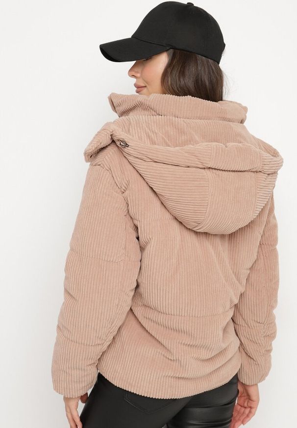 Born2be - Różowa Sztruksowa Kurtka Puchowa z Odpinanym Kapturem Sinitha. Okazja: na co dzień. Kolor: różowy. Materiał: puch, sztruks. Styl: elegancki, casual