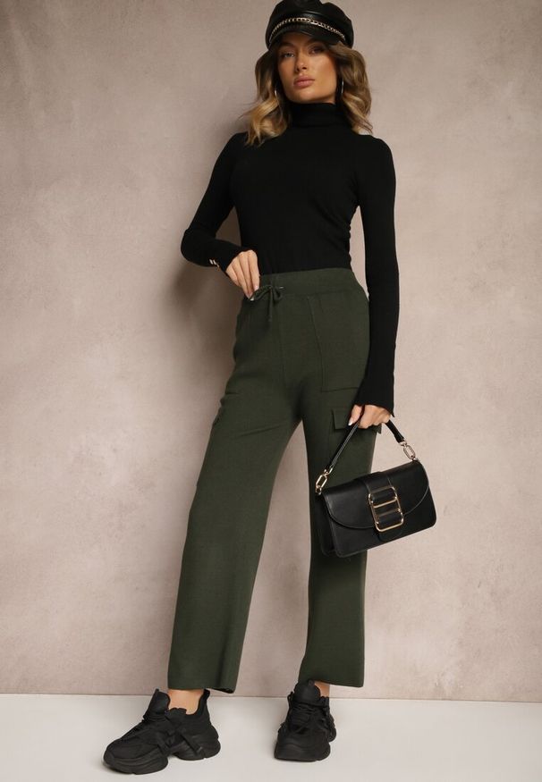 Renee - Ciemnozielone Szerokie Spodnie Dzianinowe z Gumką w Pasie i Kieszeniami Emithlera. Okazja: na co dzień. Stan: podwyższony. Kolor: zielony. Materiał: dzianina. Styl: casual