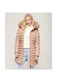 Średnia kurtka damska Superdry Fuji Faux Fur. Kolor: beżowy. Materiał: puch. Długość rękawa: długi rękaw. Sezon: zima