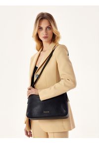 Kazar - Czarna skórzana torebka na szerokim pasku. Kolor: czarny. Materiał: skórzane. Styl: klasyczny. Rodzaj torebki: na ramię #6