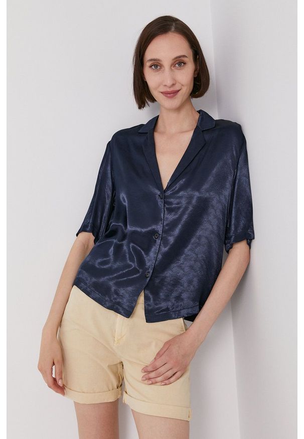 Scotch & Soda - Koszula. Kolor: niebieski. Materiał: tkanina, satyna, materiał. Długość rękawa: krótki rękaw. Długość: krótkie. Wzór: ze splotem