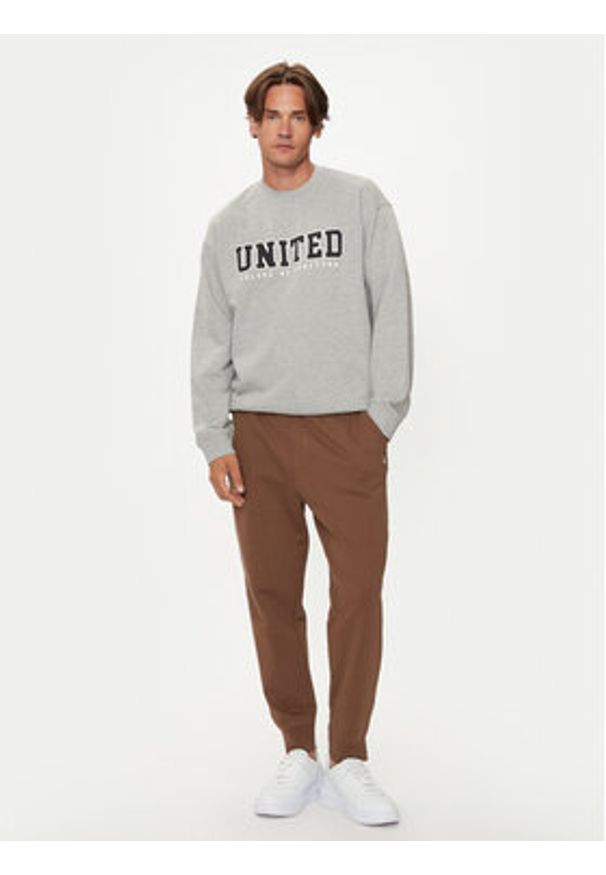 United Colors of Benetton - United Colors Of Benetton Spodnie dresowe 342ZUF01B Brązowy Regular Fit. Kolor: brązowy. Materiał: bawełna