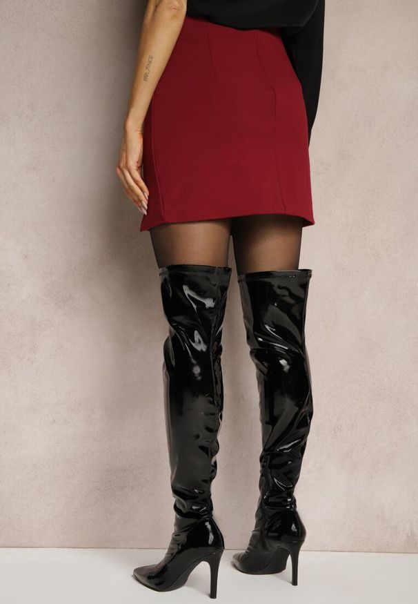 Renee - Bordowa Spódnica z Wiskozą High Waist Ozdobiona Rozcięciem Delonis. Okazja: na co dzień, na spotkanie biznesowe. Stan: podwyższony. Kolor: czerwony. Materiał: wiskoza. Wzór: aplikacja. Styl: biznesowy, casual, elegancki