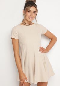 Born2be - Beżowa Rozkloszowana Sukienka z Krótkim Rękawem i Ozdobnymi Przeszyciami Meporea. Okazja: na co dzień. Kolor: beżowy. Długość rękawa: krótki rękaw. Styl: casual, elegancki, klasyczny #7
