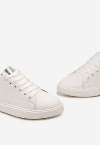 Born2be - Biało-Srebrne Sneakersy Zylvana. Kolor: biały. Materiał: materiał. Szerokość cholewki: normalna. Wzór: aplikacja. Styl: sportowy, klasyczny