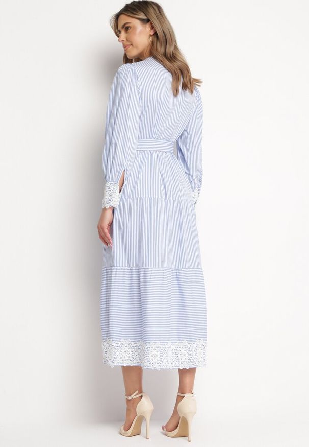 Born2be - Jasnoniebieska Bawełniana Sukienka Taliowana z Koronką w Stylu Rustykalnym Blekotta. Kolor: niebieski. Materiał: koronka, bawełna. Wzór: koronka. Sezon: wiosna, lato