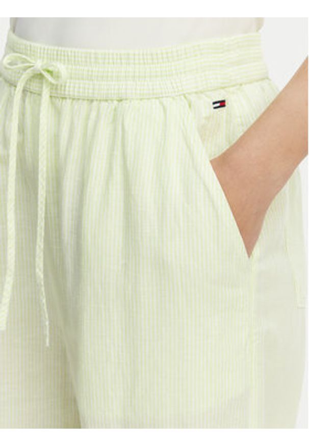 Tommy Jeans Spodnie materiałowe DW0DW22285 Zielony jasny Loose Fit. Kolor: zielony. Materiał: len