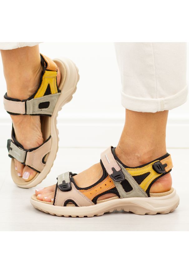 Czarno pom. skórzane sandały damskie Unisoft 18-56. Okazja: na co dzień, na spacer. Zapięcie: rzepy. Kolor: czarny. Materiał: skóra. Sezon: wiosna, lato. Styl: klasyczny, casual