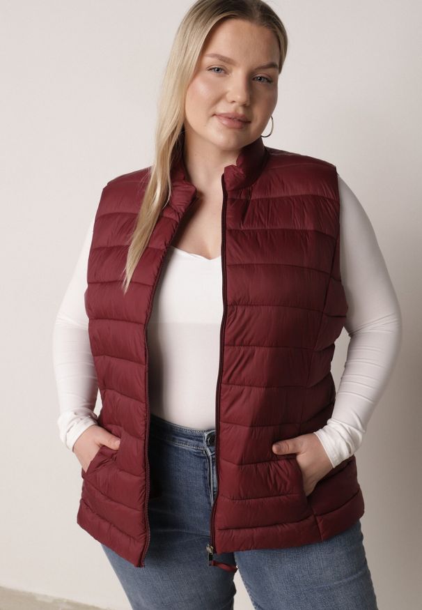 Born2be - Bordowa Pikowana Kamizelka Przejściowa ze Stójką Edanwen. Typ kołnierza: kołnierzyk stójkowy. Kolekcja: plus size. Kolor: czerwony. Materiał: jeans, nylon. Styl: klasyczny