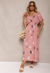 Renee - Ciemnoróżowa Sukienka Namsilone. Typ kołnierza: dekolt w serek. Kolor: różowy. Długość rękawa: krótki rękaw. Styl: elegancki