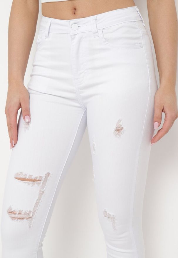 Born2be - Białe Jeansy Skinny z Przetarciami i Dziurami Qloelini. Okazja: na co dzień. Kolor: biały. Styl: casual