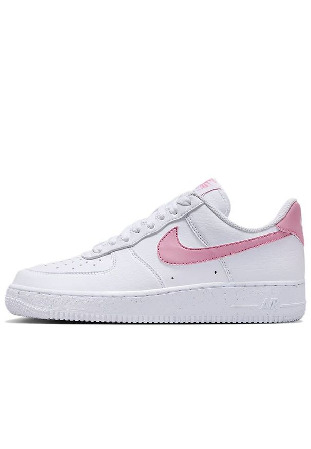 Buty damskie Nike Air Force 1 '07 Next Nature DC9486-111 - białe. Kolor: biały. Materiał: guma, syntetyk, skóra. Szerokość cholewki: normalna. Sezon: lato. Model: Nike Air Force. Sport: koszykówka