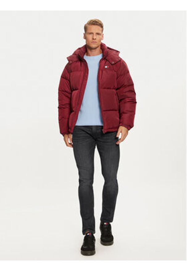 Tommy Jeans Kurtka puchowa Alaska DM0DM19537 Bordowy Loose Fit. Kolor: czerwony. Materiał: syntetyk