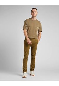 Lee - LEE SLIM CHINO MĘSKIE SPODNIE SZTRUKSOWE SZTRUKS TUMBLEWEED L71LAXDH 112321640. Materiał: sztruks