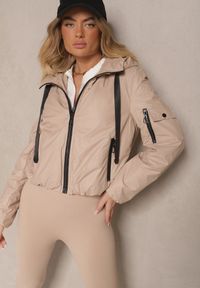 Renee - Beżowa Kurtka Wiatrówka z Kapturem o Pudełkowym Kroju Hirloti. Okazja: na co dzień, na spacer. Typ kołnierza: kaptur. Kolor: beżowy. Materiał: jeans. Styl: casual, elegancki
