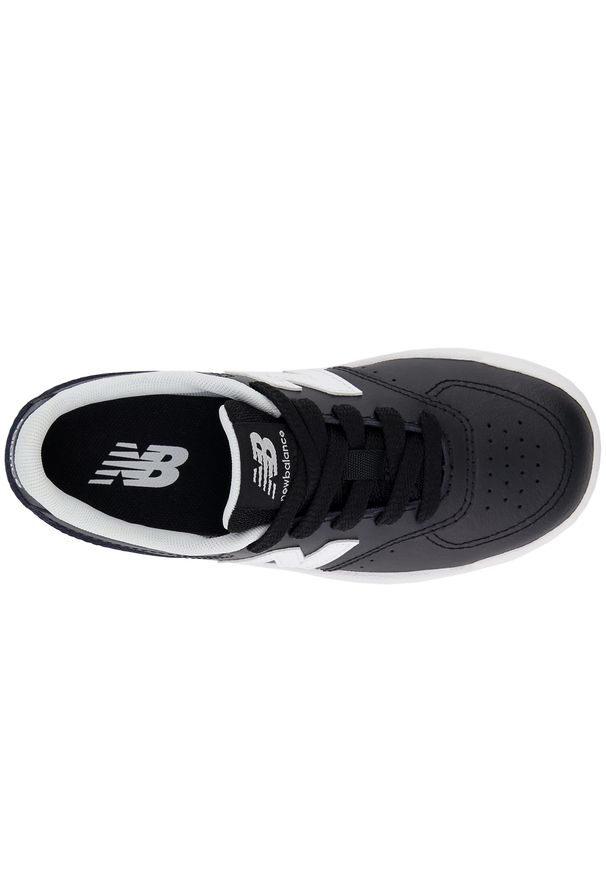 Buty dziecięce New Balance PSB80BW – czarne. Okazja: na uczelnię, na co dzień. Kolor: czarny. Materiał: materiał, syntetyk. Szerokość cholewki: normalna. Sport: turystyka piesza